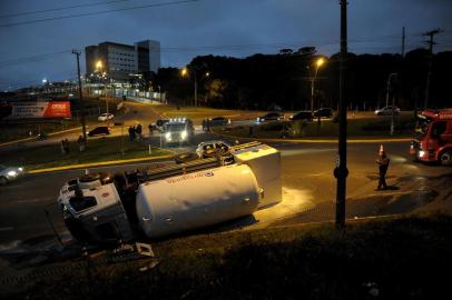  CAXIAS DO SUL, RS, BRASIL, 27/07/2019Acidente na perimetral envolvendo um caminhão e um carro, para o trânsito no final da tarde. (Lucas Amorelli/Agência RBS)