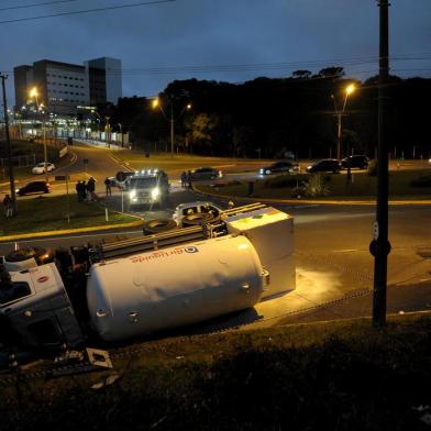  CAXIAS DO SUL, RS, BRASIL, 27/07/2019Acidente na perimetral envolvendo um caminhão e um carro, para o trânsito no final da tarde. (Lucas Amorelli/Agência RBS)