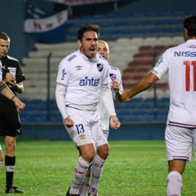 Antes de viajar para enfrentar o Inter pela Libertadores, Nacional-URU vence Progreso de virada pelo Campeonato Uruguaio