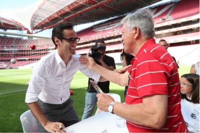 Após aposentadoria, ex-gremista Jonas ganha livro no Benfica