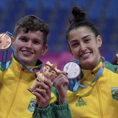  27.07.2019 - Jogos Pan-Americanos Lima 2019 - Lima (PER) - Talisca dos Reis e Paulo Rocha, com as medalhas de prata e bronze, do Taekwondo, categoria 49k na Villa Deportiva Regional del Callao, Polideportivo Callao..Foto: Washington Alves/COBLocal: Lima