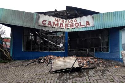 Incêndio destrói mercado em Caxias.