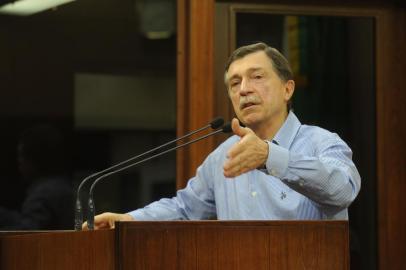 CAXIAS DO SUL, RS, BRASIL, 05/09/2017. Votação sobre admissibilidade do pedido de impeachment do prefeito Daniel Guerra (PRB) na Câmara de Vereadores de Caxias do Sul, acabou com a rejeição por unanimidade. Na foto, Adiló Didomenico (PTB) (Diogo Sallaberry/Agência RBS)