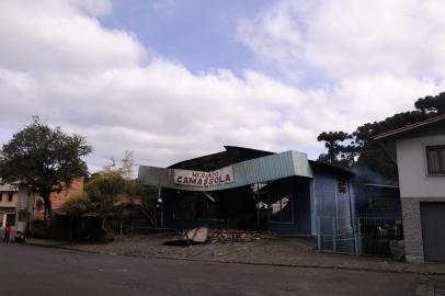  CAXIAS DO SUL,S RS, BRASIL, 28/07/2019 - Um incêndio registrado na manhã deste domingo (28) destruiu a estrutura do Mercado Camassola, no bairro Ana Rech, em Caxias do Sul. O estabelecimento  localizado na Rua Dante Marcucci teve perda total. Ninguém ficou ferido. (Marcelo Casagrande/Agência RBS)