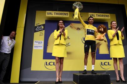  Colombias Egan Bernal celebrates his overall leaders yellow jersey on the podium of the twentieth stage of the 106th edition of the Tour de France cycling race between Albertville and Val Thorens, in Val Thorens, on July 27, 2019. (Photo by Anne-Christine POUJOULAT / AFP)Editoria: SPOLocal: Val ThorensIndexador: ANNE-CHRISTINE POUJOULATSecao: cyclingFonte: AFPFotógrafo: STF