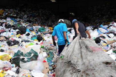  CAXIAS DO SUL, RS, BRASIL (12/01/2018). Associação dos Recicladores do Serrano. As colaboradores Estela Mari Marcondes (tesoureira)  e Valdete Leal Sodré relatam para reportagem a forma degradante como o produto reciclável chega à esteira de separação. (Roni Rigon/Pioneiro).