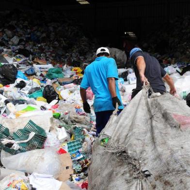  CAXIAS DO SUL, RS, BRASIL (12/01/2018). Associação dos Recicladores do Serrano. As colaboradores Estela Mari Marcondes (tesoureira)  e Valdete Leal Sodré relatam para reportagem a forma degradante como o produto reciclável chega à esteira de separação. (Roni Rigon/Pioneiro).