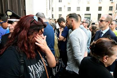 People and Carabinieri arrive to pay their respects in the church where Italian police officer Mario Cerciello Rega lies in state, in downtown Rome on July 28, 2019. - Mario Rega Cerciello died after being stabbed eight times as he and a colleague tried to arrest two men following a complaint for theft. Two US teenagers appeared in court in Rome on July 27 after they were arrested over the police officers murder whose death has sparked a national outcry. (Photo by Vincenzo PINTO / AFP)