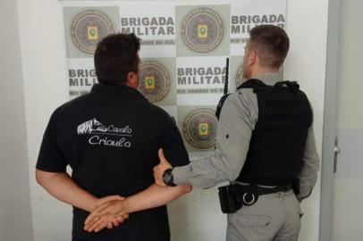 Homem ameaça esposa e é preso por posse ilegal de arma no interior de Caxias 