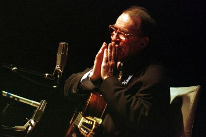 Show de João Gilberto no Americel Hall em Brasília. 14/10/2001#PÁGINA: 1#EDIÇÃO:2ªFD Fonte: CB Press DVG Fotógrafo: Paulo de Araújo