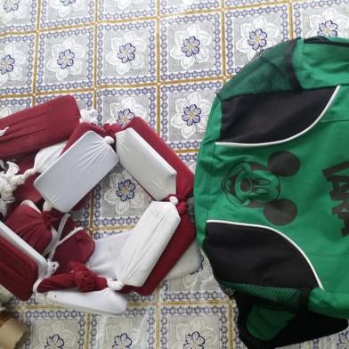 Mochila com celulares apreendida em ação no presídio de Bento Gonçalves 