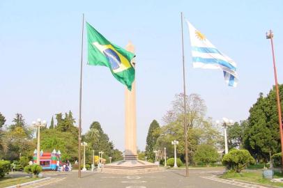 Praça internacional que divide Santana do Livramento (Brasil) da cidade de Rivera (Uruguai).#PÁGINA:13#EDIÇÃO: 1ª Fonte: Especial ZH