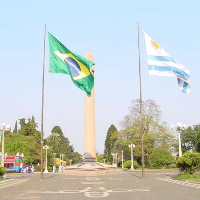 Praça internacional que divide Santana do Livramento (Brasil) da cidade de Rivera (Uruguai).#PÁGINA:13#EDIÇÃO: 1ª Fonte: Especial ZH