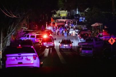 Data: 29/07/2019Police vehicles arrive on the scene of the investigation following a deadly shooting at the Gilroy Garlic Festival in Gilroy, 80 miles south of San Francisco, California on July 28, 2019. - Three people were killed and at least 15 others injured in a shooting at a major food festival in California on Sunday, police said. Officers confronted and shot dead the suspect in less than a minute, said Scot Smithee, police chief of the city of Gilroy, 30 miles (48 kilometers) southeast of San Jose. (Photo by Philip Pacheco / AFP)