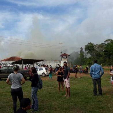 ALTAMIRA, PA, 29.07.2019  - PRESÍDIO-PA - Familiares esperam notícia na porta de presídio em Altamira no Pará, onde 52 presos morreram em rebelião. (Foto: Karina Pinto/Folhapress)