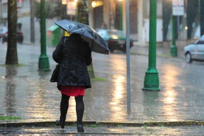  CAXIAS DO SUL, RS, BRASIL, 30/06/2019. Tarde de chuva em Caxias do Sul. Previsão para muito frio nessa semana e temperaturas próximo de 2° na sexta-feira. (Porthus Junior/Agência RBS)