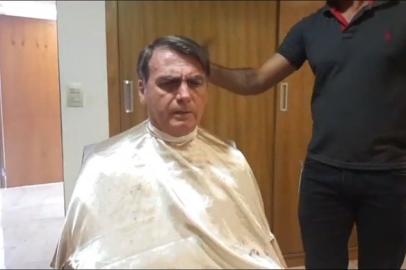 Jair Bolsonaro cortando o cabelo durante live no Facebook