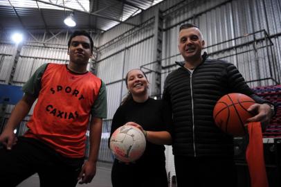  CAXIAS DO SUL, RS, BRASIL, 03/07/2019 - A Casa Anjos Voluntários, em Caxias do Sul, atende 200 crianças e adolescentes da Zona Oeste da cidade. O esporte é uma das maneiras com que a instituição ajuda os jovens em situação de vulnerabilidade. NA FOTO: da esq. para dir. - Elias Silva Cordeiro, 14 anos, Janaína de Jesus Ávila, 13 anos, e Paulo Avrela, professor de educação física. (Marcelo Casagrande/Agência RBS)