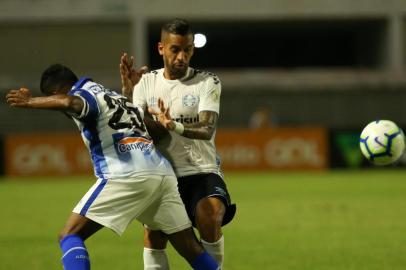 Partida entre CSA e GrÃªmio pelo BrasileiroSÃO PAULO, SP, 29.07.2019 - CSA-GRÊMIO - Rômulo, do Grêmio, em lance - Partida entre CSA-AL e Grêmio, válida pelo encerramento da 12ª rodada do Campeonato Brasileiro de Futebol 2019, realizada no estádio Rei Pelé, em Maceió (AL), nesta segunda-feira (29). (Foto: Peu Ricardo/Agência Pixel Press/Folhapress)Local: MaceiÃ³ ;AL ;Brasil