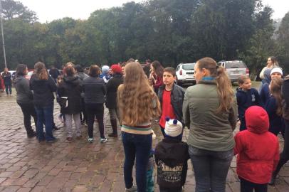 Pais e alunos da escola Arlinda Manfro protestam contra transferência em Caxias