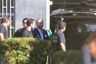 Os hackers presos na operaÃ§Ã£o SpoofingBRASÃLIA, DF, 30-07-2019: SPOOFING - Os hackers presos na operaÃ§Ã£o Spoofing, Walter Delgatti Neto (camisa clara e blazer escuro) e Danilo Cristiano Marques (camiseta preta) entram na viatura da PF, na SuperintendÃªncia do Ã³rgÃ£o, para serem levados para depor na 10Âª Vara da JustiÃ§a Federal . (Foto: Pedro Ladeira/Folhapress)Local: BRASÃ?LIA ;DF ;BRASIL