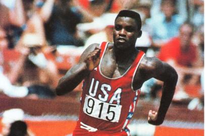 Corredor norte-americano Carl Lewis busca o ouro naprova  dos 200 metros, na Olimpíada de 1984, Los Angeles.#PÁGINA: 51#ENVELOPE:268464 Fonte: Divulgação Fotógrafo: BD ZH Data Evento: 00/00/1984