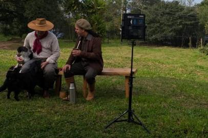 Coluna Sinal Aberto, Flávia Requião: Neto Fagundes (D) entrevista Elton Saldanha no quadro Cão Amigo, novidade no Galpão Crioulo.