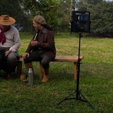 Coluna Sinal Aberto, Flávia Requião: Neto Fagundes (D) entrevista Elton Saldanha no quadro Cão Amigo, novidade no Galpão Crioulo.