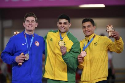  (L-R) US Robert Neff, Brazils Francisco Carlos Barretto and Colombias Carlos Calvo pose on the podium with their silver, gold and bronze medals respectively after competing in the Artistic Gymnastics Mens Pommel Horse Final during the Lima 2019 Pan-American Games in Lima, on July 30, 2019. (Photo by Luis ACOSTA / AFP)Editoria: SPOLocal: LimaIndexador: LUIS ACOSTASecao: gymnasticsFonte: AFPFotógrafo: STF