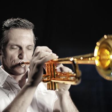 Paulo Miklos na peça Chet Baker, Apenas um Sopro, que será apresentada em Porto Alegre.