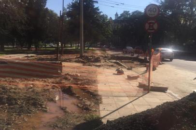 Um enorme buraco aberto na avenida Praia de Belas desde o dia 20 de maio desse ano deve ser fechado no próximo mês em Porto Alegre. Conforme o Departamento Municipal de Água e Esgoto (DMAE), ocorre a fase final da cura do concreto e na primeira quinzena de agosto o local estará liberado.