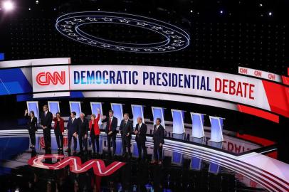 Democratic Presidential Candidates Debate In Detroit Over Two NightsDETROIT, MICHIGAN - JULY 30: Democratic presidential candidates Marianne Williamson, (L-R), Rep. Tim Ryan (D-OH), Sen. Amy Klobuchar (D-MN), Indiana Mayor Pete Buttigieg, Sen. Bernie Sanders (I-VT), Sen. Elizabeth Warren (D-MA), former Texas congressman Beto ORourke, former Colorado governor John Hickenlooper, former Maryland congressman John Delaney, and Montana Gov. Steve Bullock take the stage at the beginning of the Democratic Presidential Debate at the Fox Theatre July 30, 2019 in Detroit, Michigan. 20 Democratic presidential candidates were split into two groups of 10 to take part in the debate sponsored by CNN held over two nights at Detroits Fox Theatre.   Justin Sullivan/Getty Images/AFPEditoria: POLLocal: DetroitIndexador: JUSTIN SULLIVANSecao: ElectionFonte: GETTY IMAGES NORTH AMERICAFotógrafo: STF