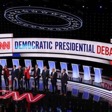 Democratic Presidential Candidates Debate In Detroit Over Two NightsDETROIT, MICHIGAN - JULY 30: Democratic presidential candidates Marianne Williamson, (L-R), Rep. Tim Ryan (D-OH), Sen. Amy Klobuchar (D-MN), Indiana Mayor Pete Buttigieg, Sen. Bernie Sanders (I-VT), Sen. Elizabeth Warren (D-MA), former Texas congressman Beto ORourke, former Colorado governor John Hickenlooper, former Maryland congressman John Delaney, and Montana Gov. Steve Bullock take the stage at the beginning of the Democratic Presidential Debate at the Fox Theatre July 30, 2019 in Detroit, Michigan. 20 Democratic presidential candidates were split into two groups of 10 to take part in the debate sponsored by CNN held over two nights at Detroits Fox Theatre.   Justin Sullivan/Getty Images/AFPEditoria: POLLocal: DetroitIndexador: JUSTIN SULLIVANSecao: ElectionFonte: GETTY IMAGES NORTH AMERICAFotógrafo: STF