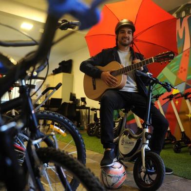  GRAMADO, RS, BRASIL, 31/07/2019 - Lucas Castilhos de Souza é um dos sócios da Casa do Viajante, startup de Gramado que loca itens domésticos com foco nos turistas. O espaço oferece desde brinquedos e instrumentos musicais até bicicletas, patinetes e cadeiras de rodas.  (Marcelo Casagrande/Agência RBS)