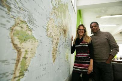  ALVORADA, RS, BRASIL, 25.07.2019. Casal Eduardo Fortes Santos e Miriam Fortes Santos  criaram a  escola de idiomas  Change Escola de Línguas  e vão abrir turmas gratuitas para alunos de baixa renda. (FOTO ANDRÉA GRAIZ/AGÊNCIA RBS).Indexador: Andrea Graiz