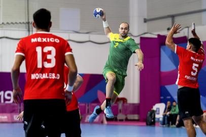 HandballLima, Wednesday July 31, 2019 - Henrique Teixeira from Brazil, green yellow, Sayyed Morales and David Figueroa from Mexico, reds, in Handball at the Pan American Games Lima 2019 at Villa Deportiva Nacional - VIDENA. Copyright  Miriam Jeske / Lima 2019 Mandatory credits: Lima 2019** NO SALES ** NO ARCHIVES **Editoria: ihfLocal: LimaIndexador: Miriam JeskeFonte: Lima 2019