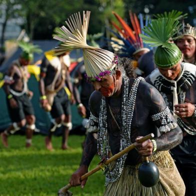 Riot police stand guard near indigenous people camping outside the National Congress building to protest in Brasilia, Brazil, on April 24, 2019. - Approximately 2,000 indigenous people from different tribes are taking part in protests  during the Indigenous National Mobilization (MNI) week, which seeks to tackle territorial rights' negotiations with the government. (Photo by CARL DE SOUZA / AFP). Acampamento da Terra Livre, que reúne indígenas em Brasília.