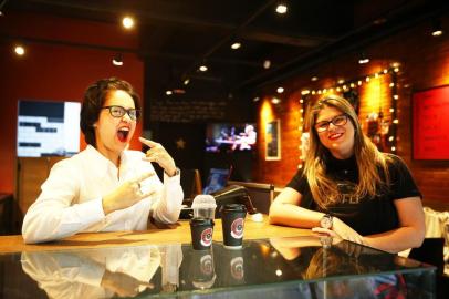  PORTO ALEGRE, RS, BRASIL, 31-07-2019: Cafeteria Coffee & Stuff, no Moinhos, com temática rockeira e atendimento em inglês. As sócias, Lisia Nunes (branco) e Melissa Marsillac (preto) (FOTO FÉLIX ZUCCO/AGÊNCIA RBS, Editoria de Porto Alegre).