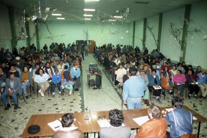  Reunião do Orçamento Participativo, onde a comunidade elege as obras prioritárias do seu interesse para aplicar os recursos municipais destinados a obras e serviços. Local: Igreja da GlóriaENVELOPE: 117396