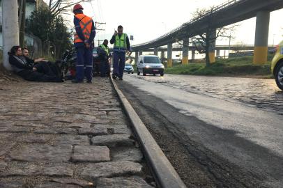 Trilho de antigo trem de carga tornou-se obstáculo para motociclistas em Porto Alegre. Motos escorregam ao passar pelo ponto na Rua João Moreira Maciel. Escorregadio