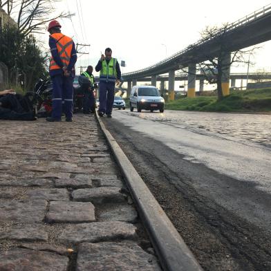 Trilho de antigo trem de carga tornou-se obstáculo para motociclistas em Porto Alegre. Motos escorregam ao passar pelo ponto na Rua João Moreira Maciel. Escorregadio