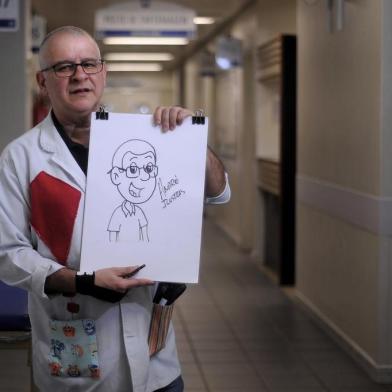  CAXIAS DO SUL, RS, BRASIL, 26/07/2019 - André Fortunato, 53 anos, cartunista e ilustrador, faz trabalho voluntário no Hospital Geral da UCS, desenhando pacientes. (Marcelo Casagrande/Agência RBS)