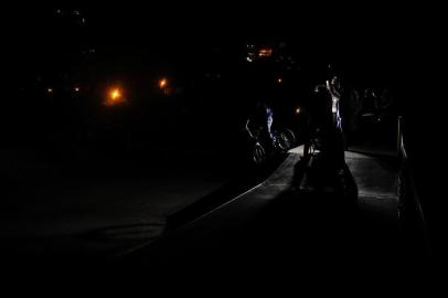  CAXIAS DO SUL, RS, BRASIL, 01/08/2019 - Iluminação em espaços públicos está precária. NA FOTO: Grupo de representantes da CIC Jovem, CDL Jovem e Sindiloja Jovem de Caxias do Sul realizaram uma caminhada com lantrnas no Parque Getúlio Vargas (Parque dos Macaquinhos) para sensibilizar o Poder Público e a comunidade a respeito da situação precária da iluminação pública no local. (Marcelo Casagrande/Agência RBS)