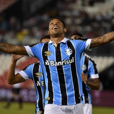  Fans of Brazils Gremio cheer for their team before the start of the Copa Libertadores football match at the Defensores del Chaco stadium in Asuncion on August 1, 2019. (Photo by NORBERTO DUARTE / AFP)Editoria: SPOLocal: AsuncionIndexador: NORBERTO DUARTESecao: soccerFonte: AFPFotógrafo: STR