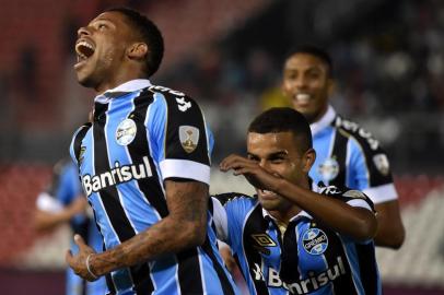  Fans of Brazils Gremio cheer for their team before the start of the Copa Libertadores football match at the Defensores del Chaco stadium in Asuncion on August 1, 2019. (Photo by NORBERTO DUARTE / AFP)Editoria: SPOLocal: AsuncionIndexador: NORBERTO DUARTESecao: soccerFonte: AFPFotógrafo: STR