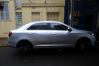  PORTO ALEGRE, RS, BRASIL, 02/08/2019- Furto de pneus de carro. Rua Demétrio Ribeiro.  (FOTOGRAFO: TADEU VILANI / AGENCIA RBS)