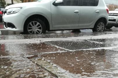 Chuva congelada é registrada no centro de Caxias do Sul na manhã desta sexta-feira