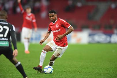 Volante do Inter, Rithely, em campo contra o Ceará, pelo Brasileirão