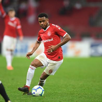 Volante do Inter, Rithely, em campo contra o Ceará, pelo Brasileirão