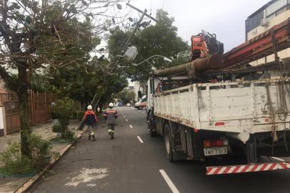 Poste quebra enquanto funcionário trabalhava e rua é bloqueada em Porto Alegre. Caso ocorreu na rua Dona Augusta, bairro Menino Deus.